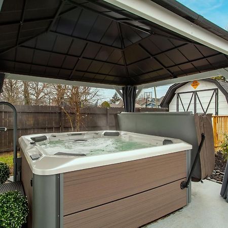 Blue Valley Inn - Hot Tub & Spacious Play Area! 諾克斯維爾 外观 照片